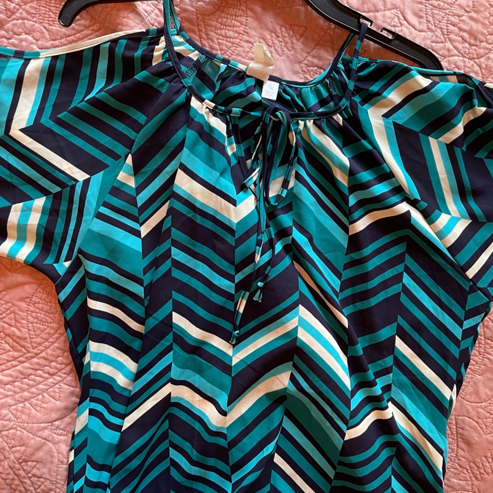 Chevron pattern blouse with shoulder cut out style